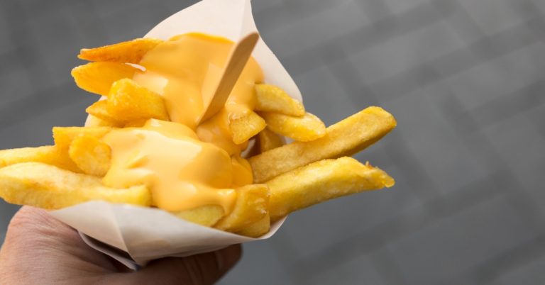 Recept: de lekkerste kaassaus voor over een frietje (of over wat dan ook!)