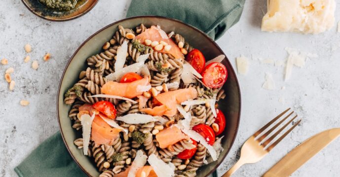 Koude pastasalade gerookte zalm