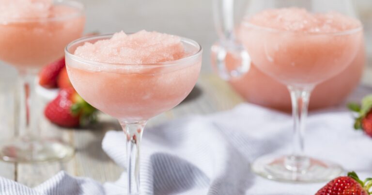 Frosé is het drankje dat je de hele zomer drinken wil (en zo maak je het)