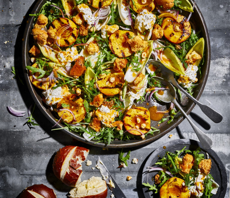 Salade met gegrilde perzik en burrata