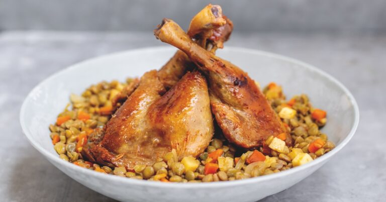 Recept: Gekonfijte eendenbout met linzen