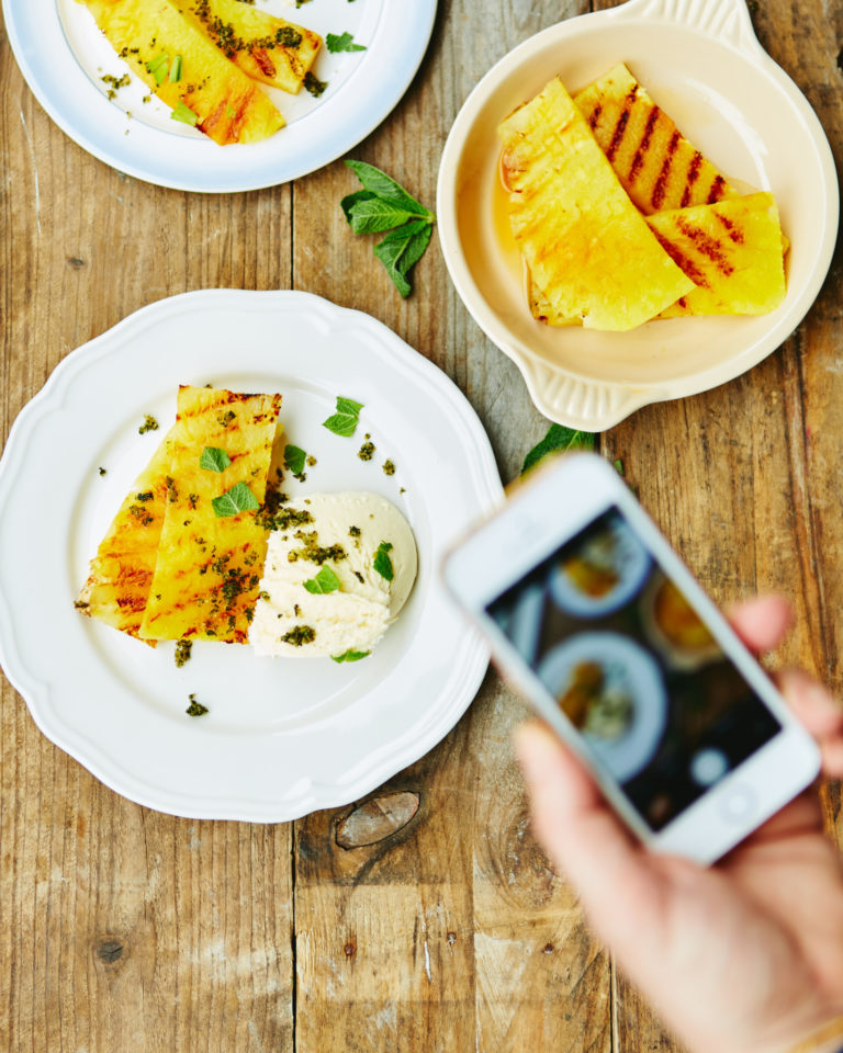 Gegrilde ananas met munt en roomijs
