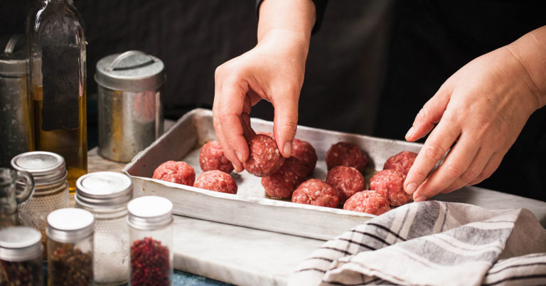Waarom je geen gehaktballen moet bakken in een eierdoos (en hoe wel)