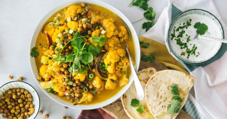 Recept: gele curry van bloemkool met geroosterde kikkererwten