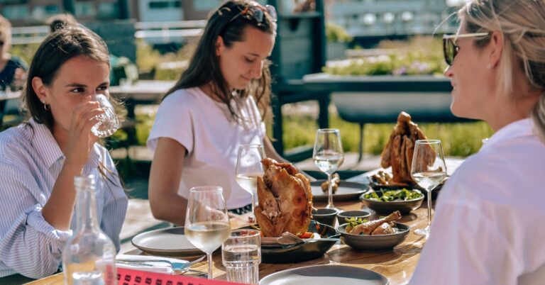 Zó maak je gepekelde kip van Joris Bijdendijk en je eet ‘m in het nieuwe Bar Bistro Bureau