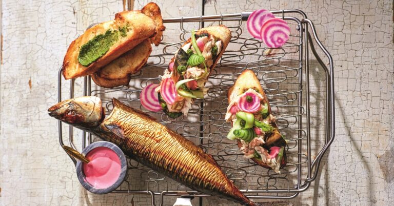 Recept van de BBQ: gerookte makreel op toast met rodebietenmayonaise