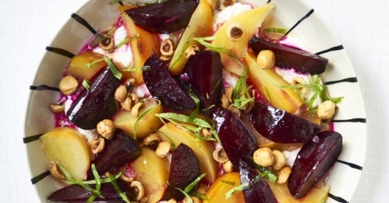 Recept: geroosterde bietensalade met stracciatella en hazelnoten