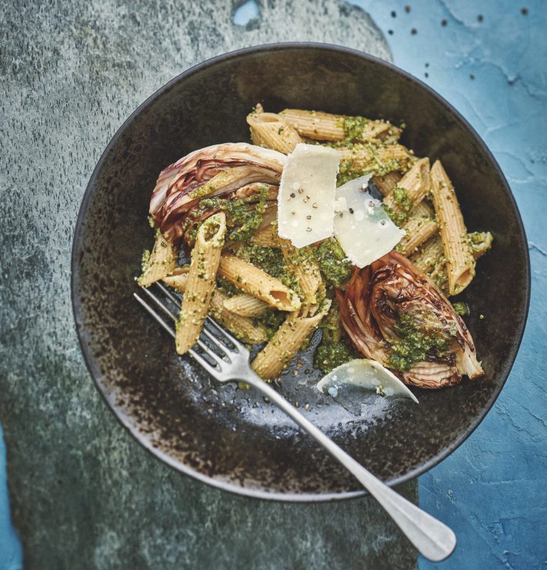 Geroosterde radicchio met pasta en salie-walnootpesto