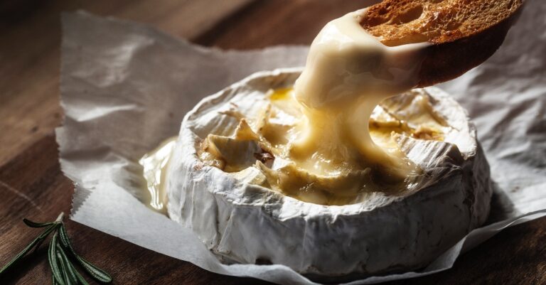 Cheesy heaven: zo maak je Baked Brie uit de oven