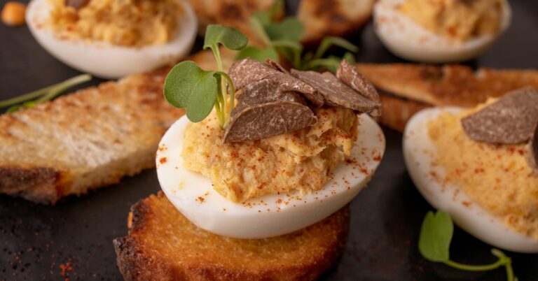 Deze Pasen eten we gevulde eitjes met truffelmayonaise en truffeleisalade (met recept)