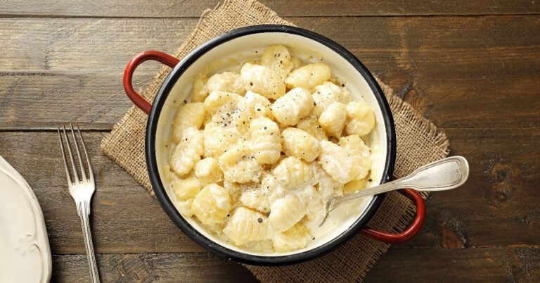 De lekkerste gnocchi (met Parmezaan-roomsaus!) maak je makkelijk zelf