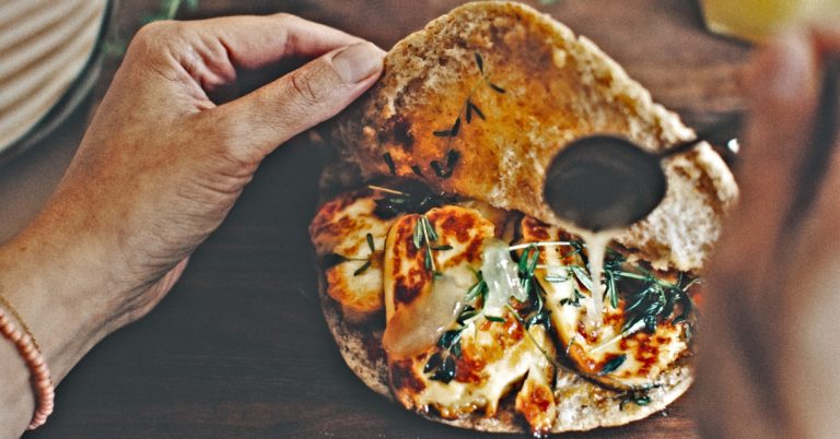 Recept: gevulde pita’s met halloumi en honing