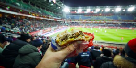 Hamburger eten voetbalstadion