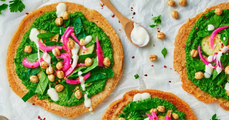 Superontbijt: zo maak je hartige linzenpannenkoeken met spinaziepesto