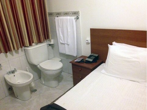 Hotel slaapkamer wc