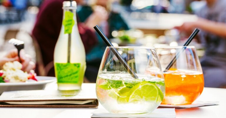 Move over Aperol: de Hugo Spritz is hét drankje van deze zomer