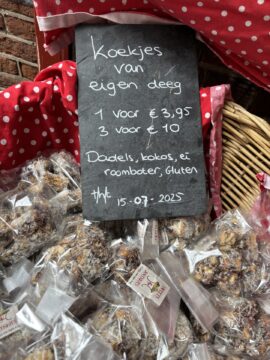 Zakjes koekjes in een rieten mand