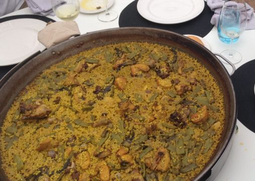 Enorme pan paella met konijn en slakken van Casa Carmela