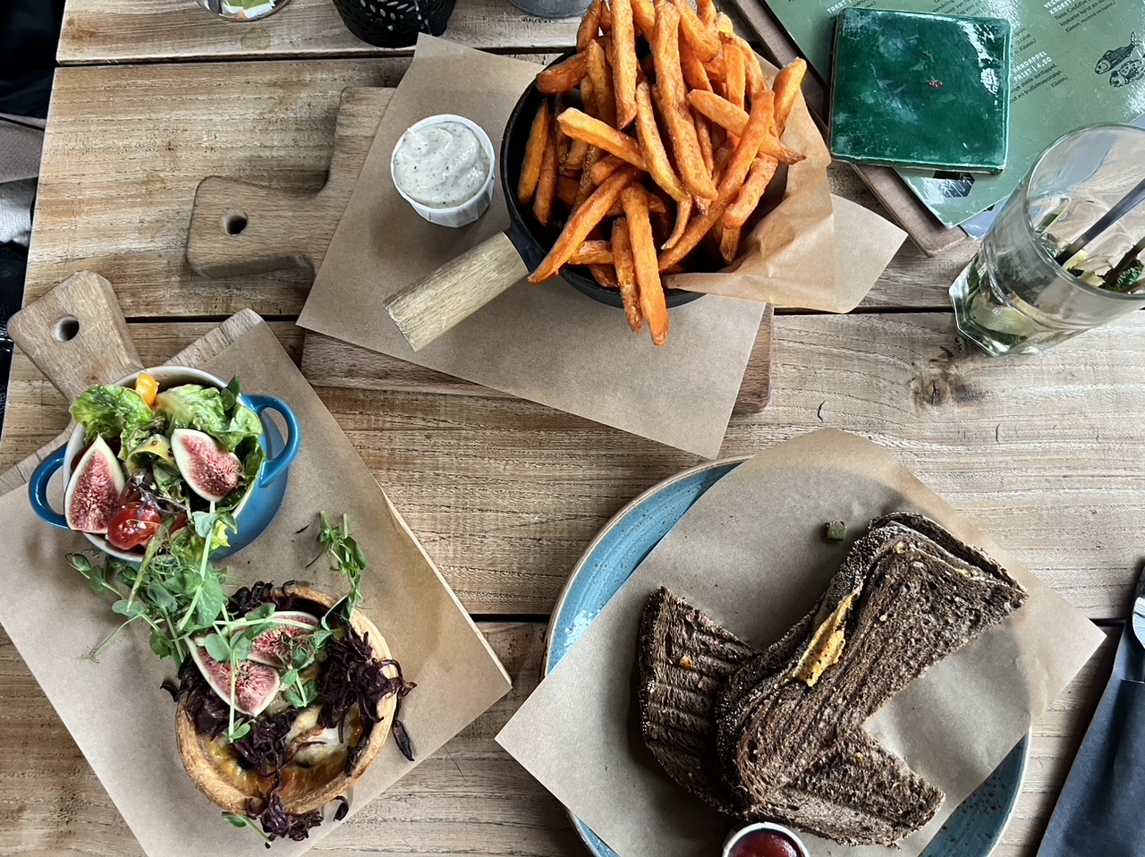 Buiten in de Kuil in Lage Vuursche: lekker en leuk lunchen in het bos