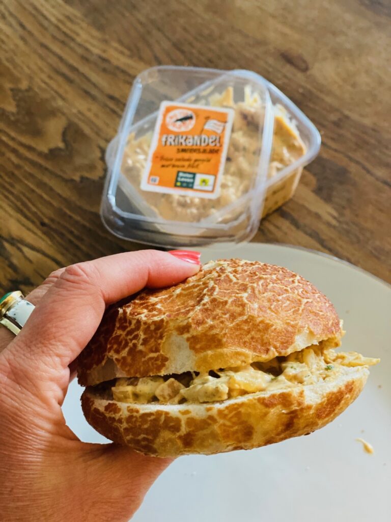 je-kunt-nu-een-frikandel-smeersalade-kopen-bij-de-lidl-en-zo-smaakt