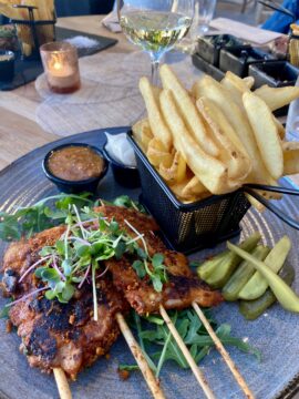 Kip suya: Kipspiezen met een bakje friet bij Dunes Kijkduin