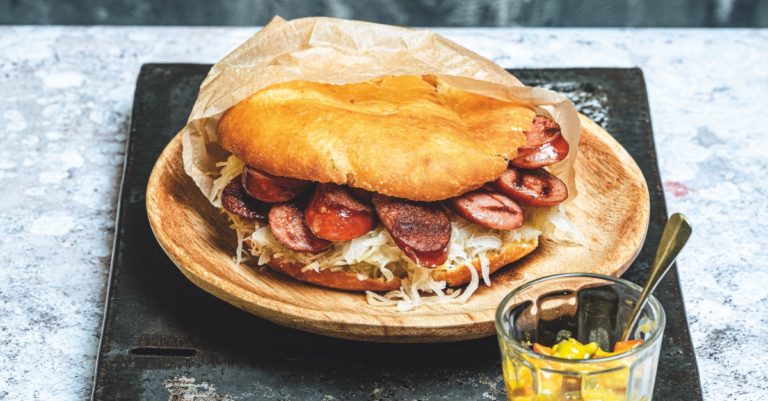 Recept: Johnny cake met zuurkool en rookworst