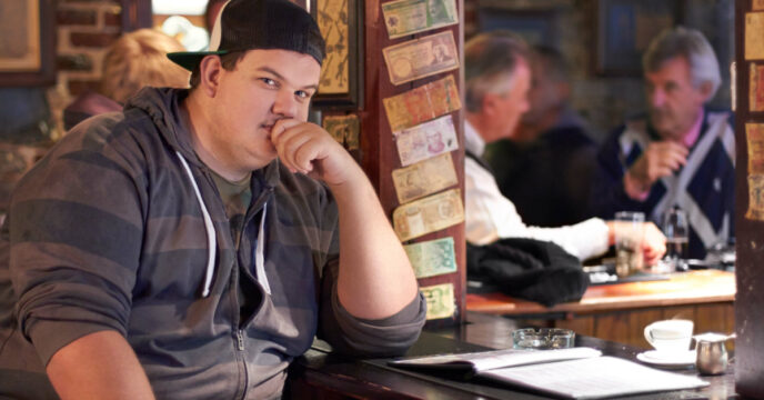Jongen in restaurant met menukaart
