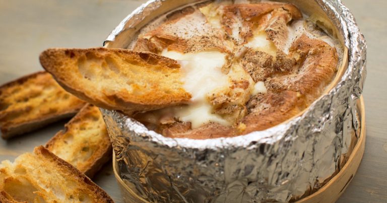 Zo maak je een goddelijke kaasfondue uit de oven