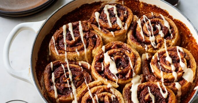 Kaneelbroodjes met pecannoten en koffieglazuur