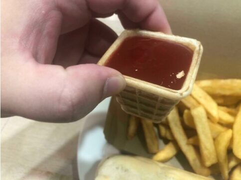 Ketchup in een wafelhoorntje