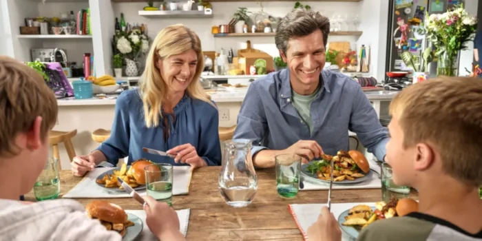 gezin is aan het eten aan tafel