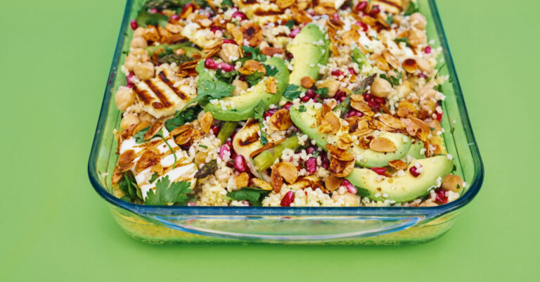 Recept: tabouleh met halloumi, granaatappel en spicy amandelen