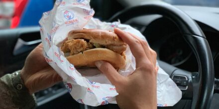 Kipburger in auto