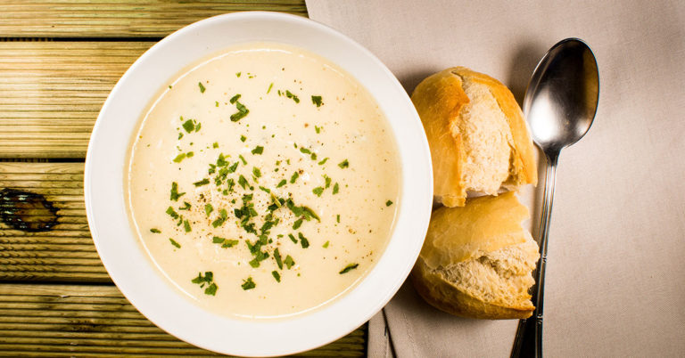 Recept: knoflooksoep met drie bollen (!) knoflook