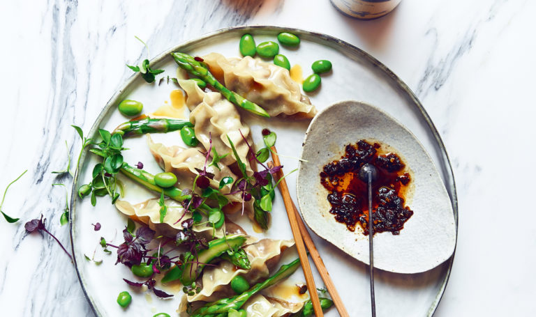 Krokante dumplings met gestoomde asperges en sojabonen