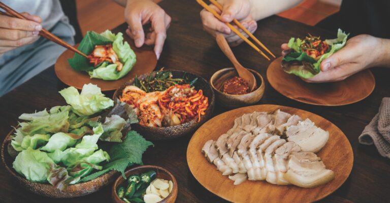 Zo maak je verrukkelijke Koreaanse wraps met buikspek