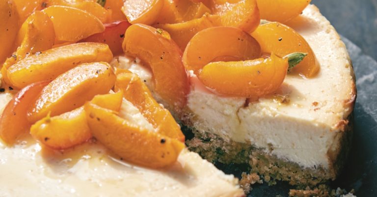 Recept: Ottolenghi-style kwarktaart met geroosterde abrikozen