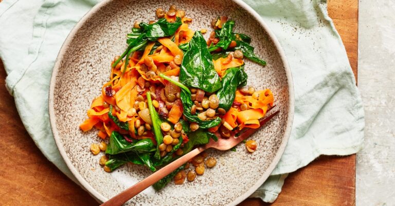 Recept: lauwwarme spinazie-wortelsalade met linzen