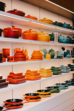 Le Creuset kleurrijk servies op planken