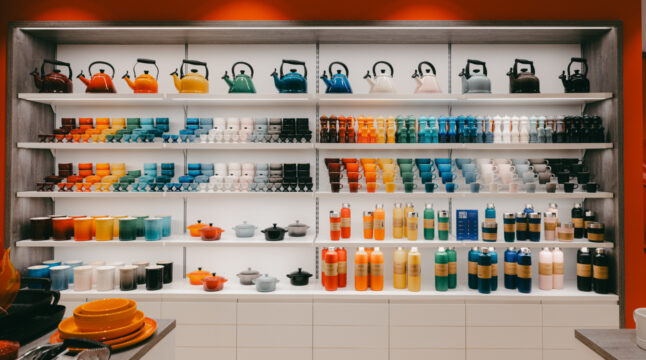 Kleurrijke spullen van Le Crueset: we want it all