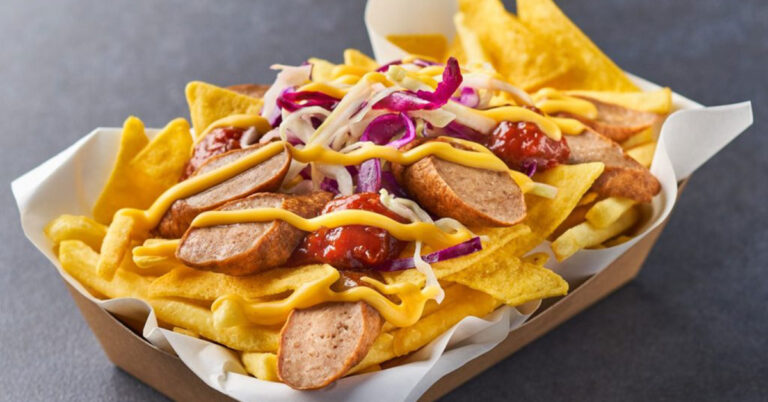 Fantastische loaded fries: met tortillachips en frikandel
