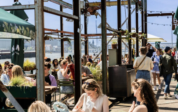 Mensen eten op het terras bij Lowlander Amsterdam