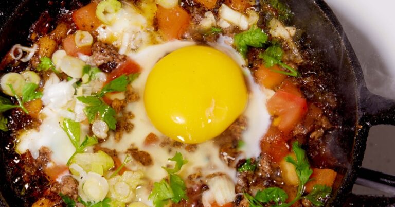 Recept: Makhlama, het Irakese antwoord op Shakshuka is verrukkelijk