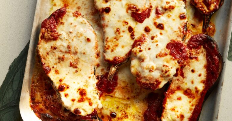 Recept: verrukkelijke kaasaubergines met salsa roja uit het nieuwe boek Mezcla