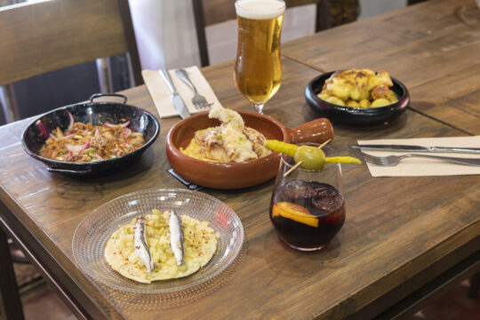 Een tafel vol Valenciaanse tapas