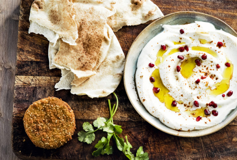 Flatbread met labneh en vegaburger