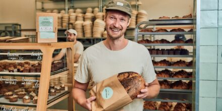 Maarten van Fort Negen met een brood