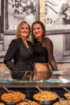 Twee vrouwen uit een nootjeswinkel