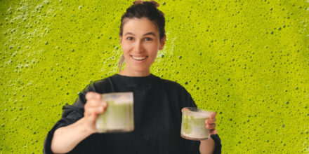 Meisje met 2 matcha latte