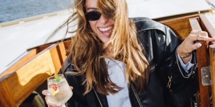 Meisje op boot met Martini Spritz